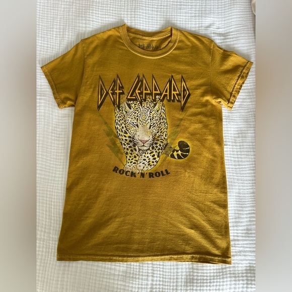 Def Leppard Oversized Grunge Band Tee T-Shirt in Mustard Yellow, Size XS - Picture 2 of 8
